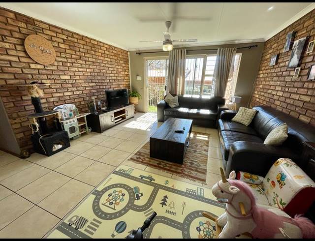 3 BEDROOM TOWNHOUSE FOR SALE IN NOORDHEUWEL